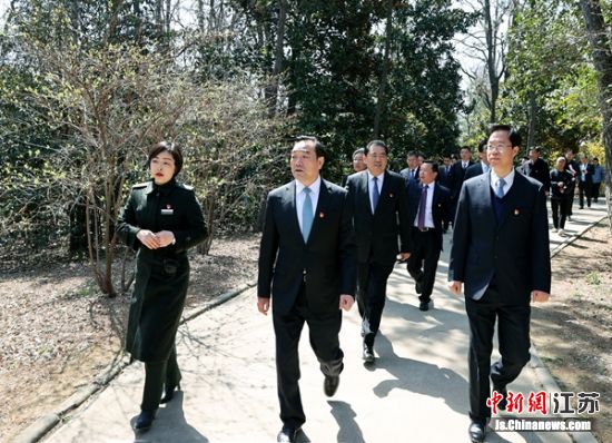 参会人员重走淮海战役支前小道。 徐剑 摄 参会人员重走淮海战役支前小道。 徐剑 摄