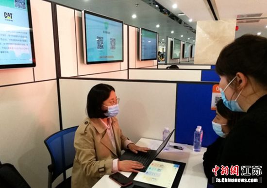 在3月30日举办的徐州经开区春季人才专场招聘会上,徐工集团等数十家大型企业现场招聘。 朱志庚 摄 在3月30日举办的徐州经开区春季人才专场招聘会上,徐工集团等数十家大型企业现场招聘。 朱志庚 摄