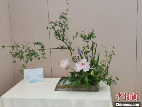 宋晓梅创作的传统插花“烟花三月”作品获金奖。　李惠瑨 摄
