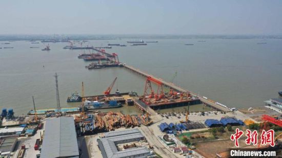 航拍常泰长江大桥建设现场。 江苏省交通工程建设局供图 航拍常泰长江大桥建设现场。 江苏省交通工程建设局供图