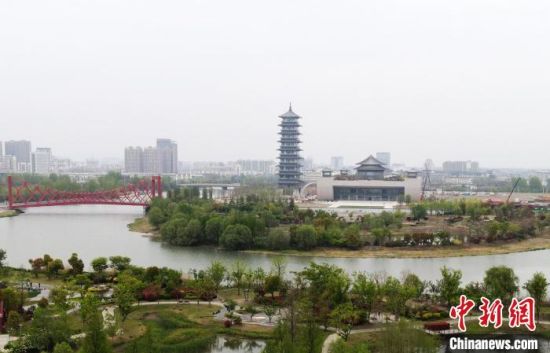 扬州中国大运河博物馆已经建成，就像一艘即将扬帆起航的船停在古运河畔。　孟德龙 摄
