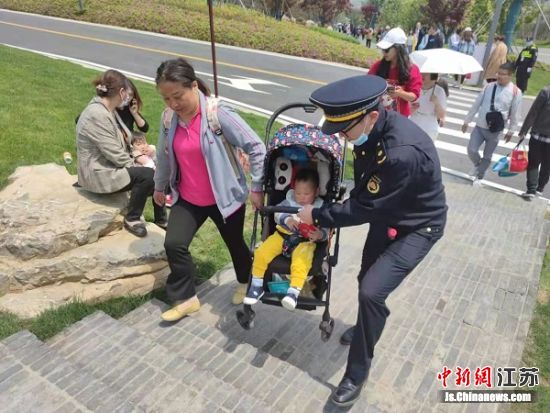 开展服务的现场 图片作者:南京市城市管理局 开展服务的现场 图片作者:南京市城市管理局