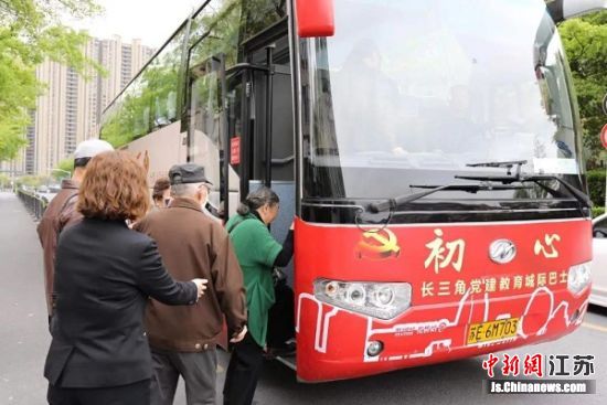 “初心号”长三角党建教育城际巴士发车。昆山市委宣传部供图