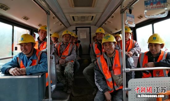 4月25日,千名工友终于坐上免费通勤大巴。 张文鹏 摄 4月25日,千名工友终于坐上免费通勤大巴。 张文鹏 摄
