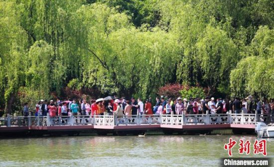 烟花三月,扬州最美时,瘦西湖景区游人如织。 孟德龙 摄 烟花三月,扬州最美时,瘦西湖景区游人如织。 孟德龙 摄