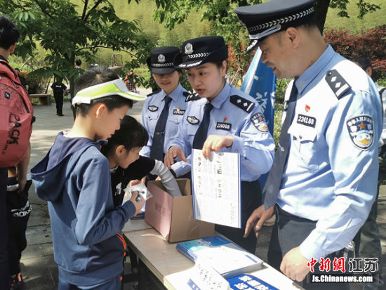 反诈宣传。无锡警方供图 无锡投入1.9万余人次巡逻警力护航“五一”小长假