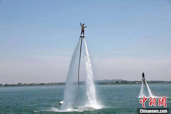 金牛湖景区假日期间推出水上飞人、风筝赛等主题活动，深受游客欢迎。　六合区文旅局供图 摄