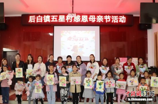 小朋友拿着亲手做的手工画与妈妈合影。许婷摄 小朋友拿着亲手做的手工画与妈妈合影。许婷摄