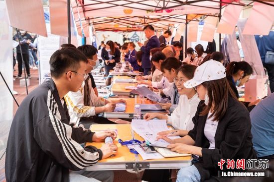招聘会现场。盐城人社供图 招聘会现场。盐城人社供图