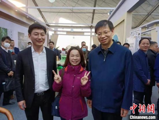 江苏省委常委、苏州市委书记许昆林在展会上品尝了叶素珍的“水乡丽人”茶并与她合影。 受访者供图 江苏省委常委、苏州市委书记许昆林在展会上品尝了叶素珍的“水乡丽人”茶并与她合影。 受访者供图
