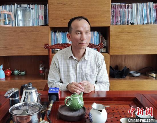 台商徐榕锋向中新网记者讲述了他的人生故事。 朱晓颖 摄 台商徐榕锋向中新网记者讲述了他的人生故事。 朱晓颖 摄
