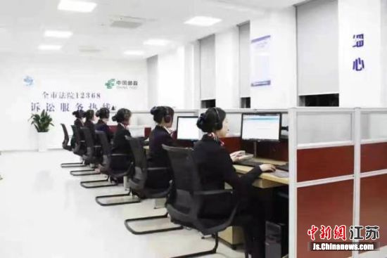 盐城法院升级改造12368热线“一号通办”平台,让数据多跑路,群众少跑腿。盐城市委政法委供图 盐城法院升级改造12368热线“一号通办”平台,让数据多跑路,群众少跑腿。盐城市委政法委供图