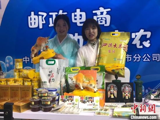 电商从业者在直播间内卖力推荐宿迁特色农产品。 刘林 摄 电商从业者在直播间内卖力推荐宿迁特色农产品。 刘林 摄