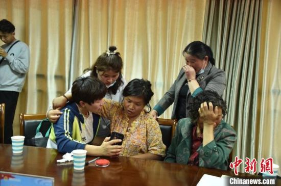 在宿豫区公安分局内,家人与叶元月回忆往事。 张华东 摄 在宿豫区公安分局内,家人与叶元月回忆往事。 张华东 摄