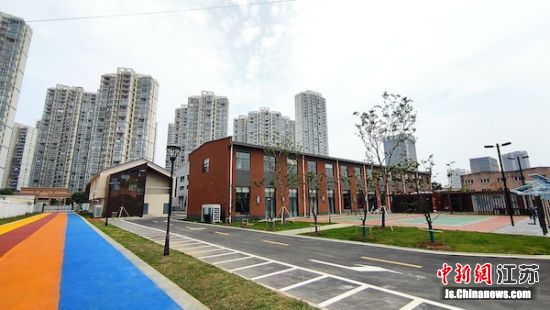 被高楼包围的“幸福嘉里”园区。马娟 摄 被高楼包围的“幸福嘉里”园区。马娟 摄