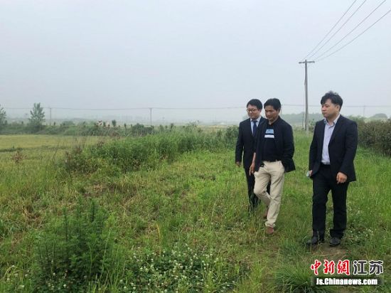 邮储银行镇江分行工作人员实地了解客户需求。图说二:农场主包先生在检查农用机器设备。 邮储银行镇江分行工作人员实地了解客户需求。图说二:农场主包先生在检查农用机器设备。