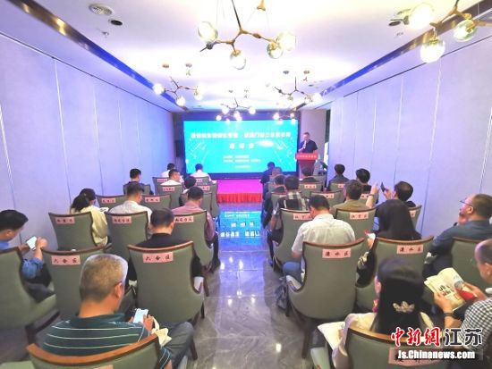 由南京市城管局组织的“推进城市精细化管理,落实‘门前三包’责任制”现场会 2.3.执法部门在背街小巷开展道路及“门前三包”整治工作 图片作者:葛勇 由南京市城管局组织的“推进城市精细化管理,落实‘门前三包’责任制”现场会 2.3.执法部门在背街小巷开展道路及“门前三包”整治工作 图片作者:葛勇