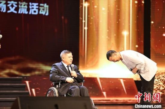 受助的病人家属向“轮椅医生”吴登清鞠躬致谢。 李冬冬 摄 受助的病人家属向“轮椅医生”吴登清鞠躬致谢。 李冬冬 摄
