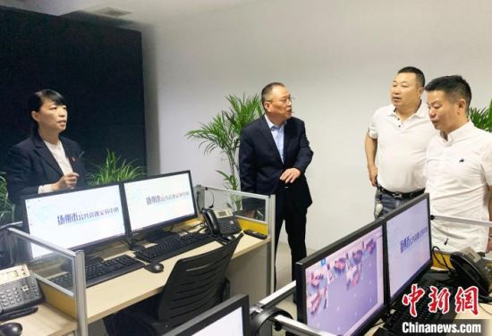 民众走进扬州市公共资源交易中心“数字见证室”参观。 崔佳明 摄 民众走进扬州市公共资源交易中心“数字见证室”参观。 崔佳明 摄