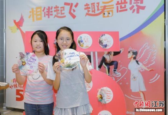 孩子们写上祝福。徐睿 摄 孩子们写上祝福。徐睿 摄