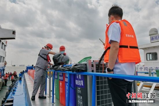 常熟港锚地水域“一零两全四免费”服务正式运行。常熟海事局供图 常熟港锚地水域“一零两全四免费”服务正式运行。常熟海事局供图