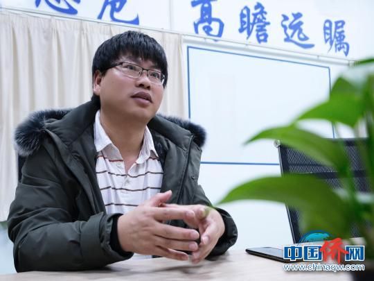 杨国勇畅谈自己小镇创业的惊喜与收获。 何月华 摄 杨国勇畅谈自己小镇创业的惊喜与收获。 何月华 摄
