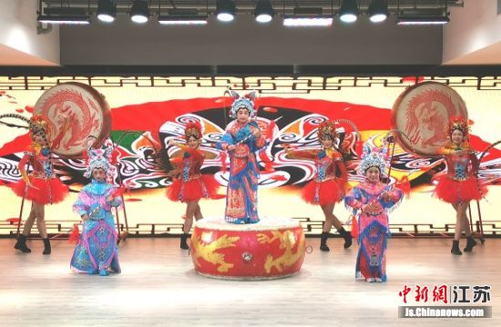 民众和游客在秦淮非遗馆中参加活动。 葛勇 摄 民众和游客在秦淮非遗馆中参加活动。 葛勇 摄