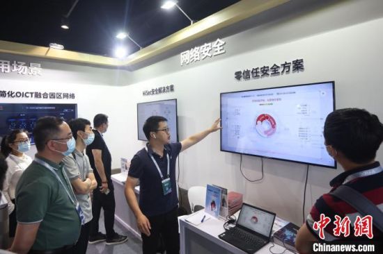 17日,中国网络通信界的头部机构、企业,以及众多专业代表参加了大会期间举办的“未来网络创新展”。 泱波 摄 17日,中国网络通信界的头部机构、企业,以及众多专业代表参加了大会期间举办的“未来网络创新展”。 泱波 摄
