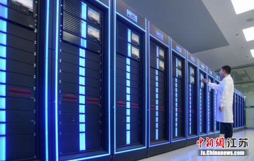 南瑞集团工作人员正在调试系统保护实时控制装置。 南瑞集团工作人员正在调试系统保护实时控制装置。