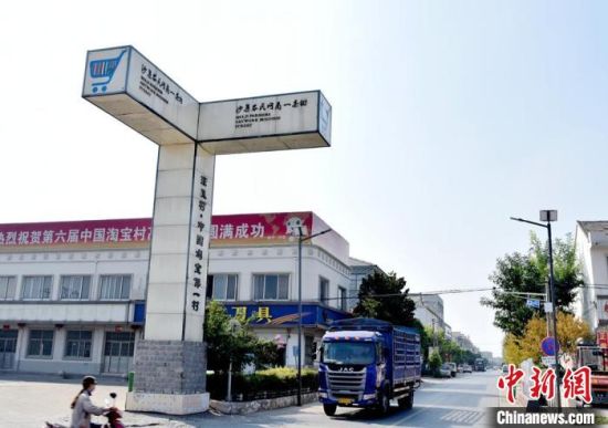 两公里长的东风村马云路是名副其实的农民电商一条街。(资料图) 朱志庚 摄 两公里长的东风村马云路是名副其实的农民电商一条街。(资料图) 朱志庚 摄