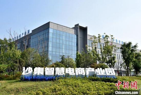 位于东风村的沙集智慧电商产业园。 朱志庚 摄 位于东风村的沙集智慧电商产业园。 朱志庚 摄