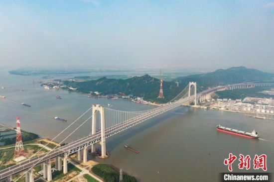 6月30日,五峰山长江大桥南北公路接线开通。当天,航拍中的五峰山长江大桥在蓝天白云的映衬下蔚为壮观。 泱波 摄 6月30日,五峰山长江大桥南北公路接线开通。当天,航拍中的五峰山长江大桥在蓝天白云的映衬下蔚为壮观。 泱波 摄
