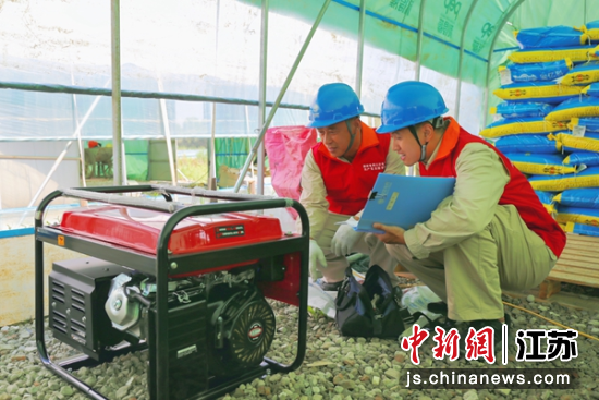 宜兴供电工作人员走进乡村服务“三农”。蒋逸 摄 宜兴供电工作人员走进乡村服务“三农”。蒋逸 摄