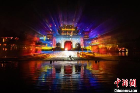 扬州瘦西湖以唯美变幻的光影,展现大唐的盛世风采。 纪凯 摄 扬州瘦西湖以唯美变幻的光影,展现大唐的盛世风采。 纪凯 摄