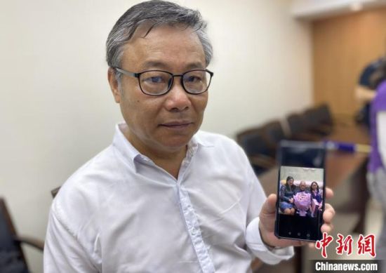南京大屠杀幸存者李高山之子李真铭继承父亲遗愿,成为一名传递和平之声的紫金草志愿者。 申冉 摄 南京大屠杀幸存者李高山之子李真铭继承父亲遗愿,成为一名传递和平之声的紫金草志愿者。 申冉 摄