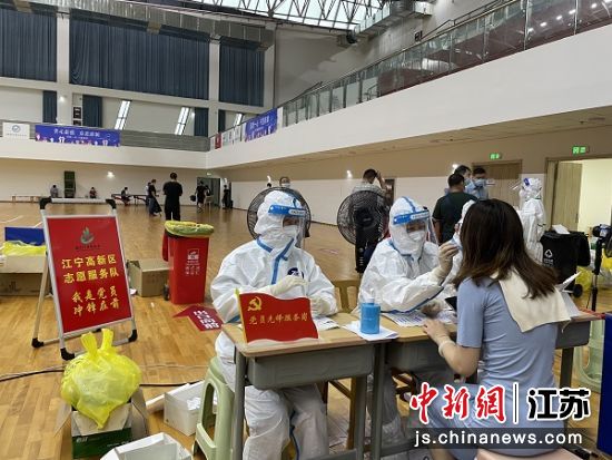 经停禄口机场人员核酸采样点现场。江宁高新区供图 经停禄口机场人员核酸采样点现场。江宁高新区供图