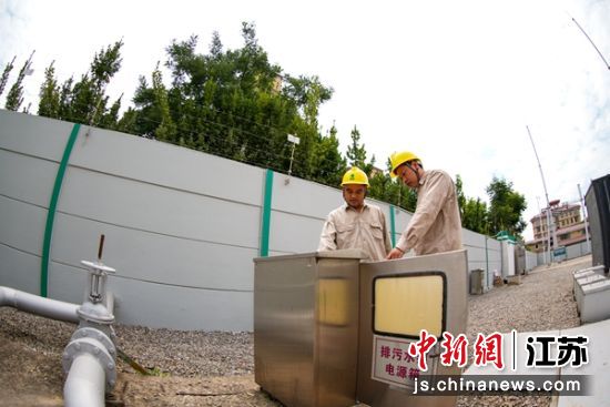 输变电运维人员在110千伏郭楼变电站对站内防汛设施进行调试。(渠翔运) 输变电运维人员在110千伏郭楼变电站对站内防汛设施进行调试。(渠翔运)
