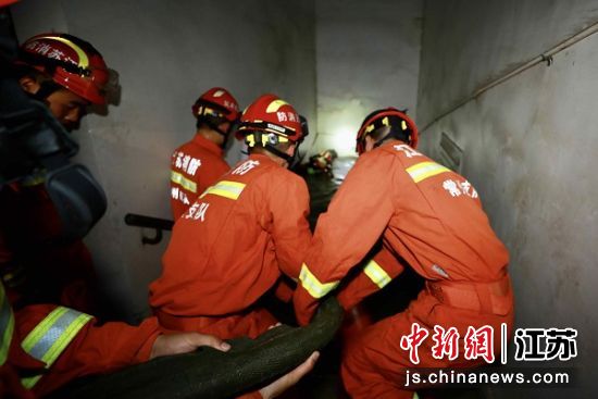 救援现场。江苏省消防救援总队供图 救援现场。江苏省消防救援总队供图