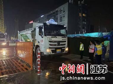 执法现场。秦淮区城管局供图 执法现场。秦淮区城管局供图