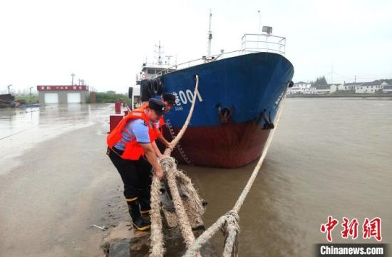 民警协助固定船舶。 盐城警方供图 民警协助固定船舶。 盐城警方供图
