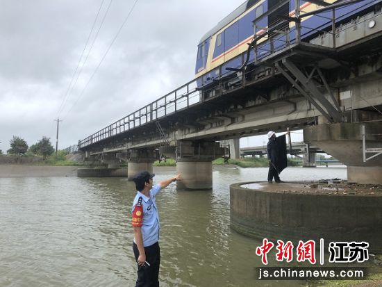 铁路民警巡查线路。 汪波 摄 铁路民警巡查线路。 汪波 摄