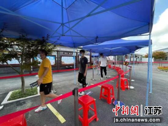 群众自觉排队等候采样,保持一米间隔。陈志勇 摄 群众自觉排队等候采样,保持一米间隔。陈志勇 摄