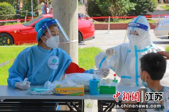江宁交通建设集团志愿者在防疫现场工作 图片作者:林喜妮 江宁交通建设集团志愿者在防疫现场工作 图片作者:林喜妮