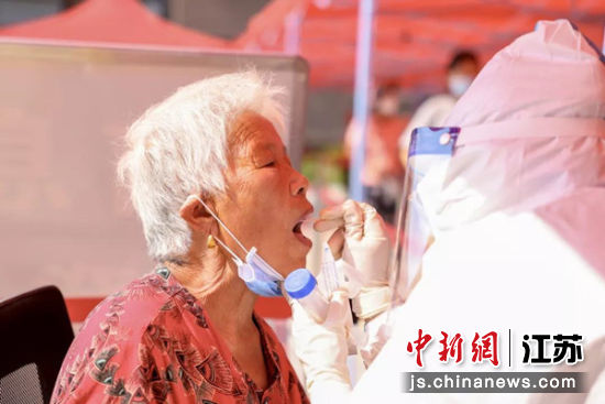 咽拭子取样。孙亚南 摄 咽拭子取样。孙亚南 摄