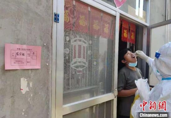 一份小小的信息卡,“穿”过厚厚的防护服,成了连接民众和社区干部、志愿者的“信息桥”。 被采访人供图 一份小小的信息卡,“穿”过厚厚的防护服,成了连接民众和社区干部、志愿者的“信息桥”。 被采访人供图