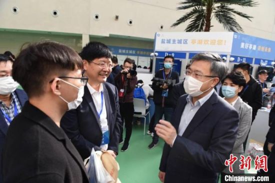 在盐城市人才峰会上,盐城市委常委、组织部部长、统战部部长勾凤诚与大学生交流。 盐城市委宣传部供图 在盐城市人才峰会上,盐城市委常委、组织部部长、统战部部长勾凤诚与大学生交流。 盐城市委宣传部供图