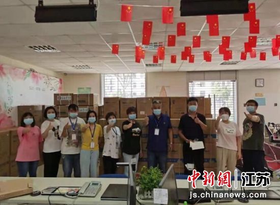广陵区民政局老龄科科长崔继业(右四)带领工作人员和志愿者们一起接收物资。爱德基金会供图 广陵区民政局老龄科科长崔继业(右四)带领工作人员和志愿者们一起接收物资。爱德基金会供图