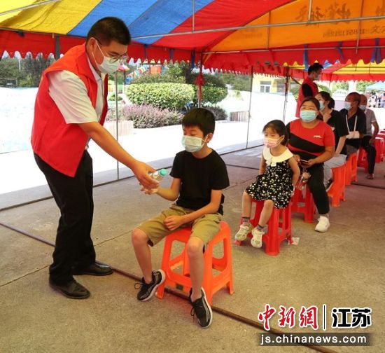 群众排队核酸检测。羊寨镇供图 群众排队核酸检测。羊寨镇供图