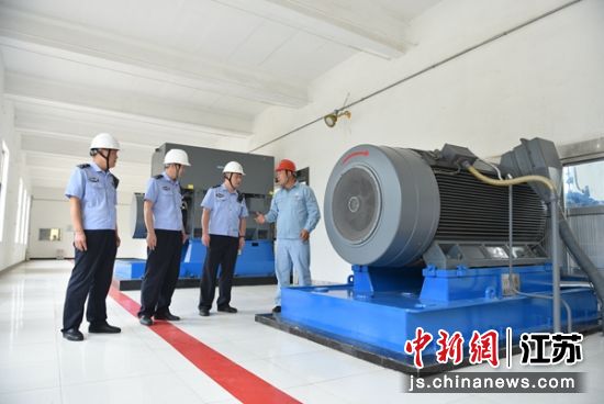 民警深入企业了解生产、经营、发展等情况。 葛书成 摄 民警深入企业了解生产、经营、发展等情况。 葛书成 摄