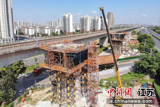 南沿江城际铁路跨天云南街连续梁挂篮施工。 南沿江城际铁路跨天云南街连续梁挂篮施工。